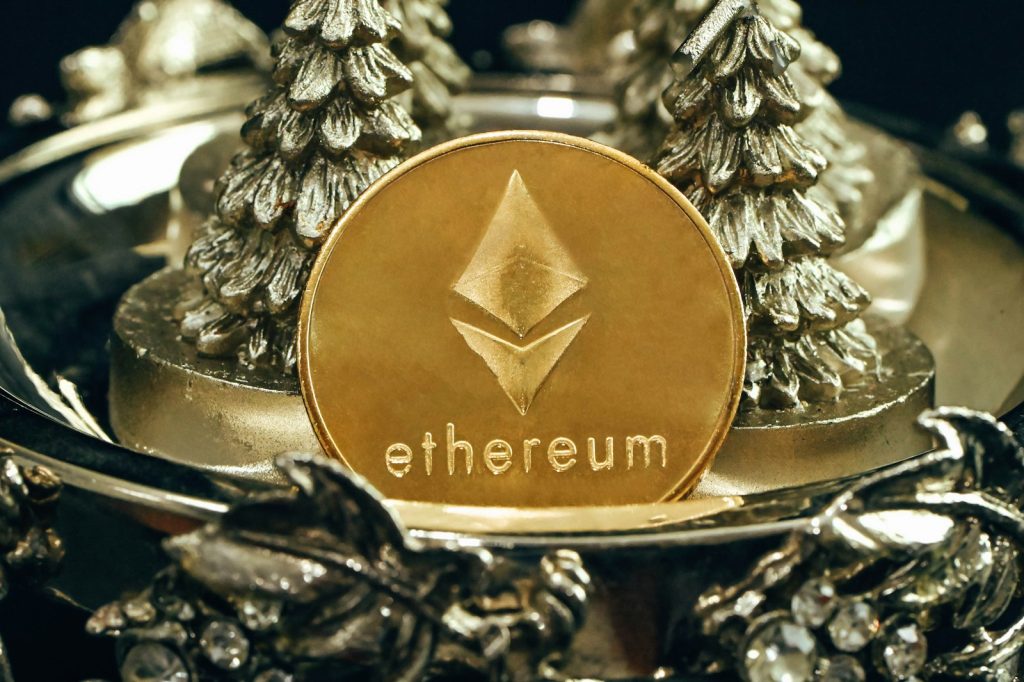 eine goldene Ethereum-Münze, die auf einem Metalltablett liegt