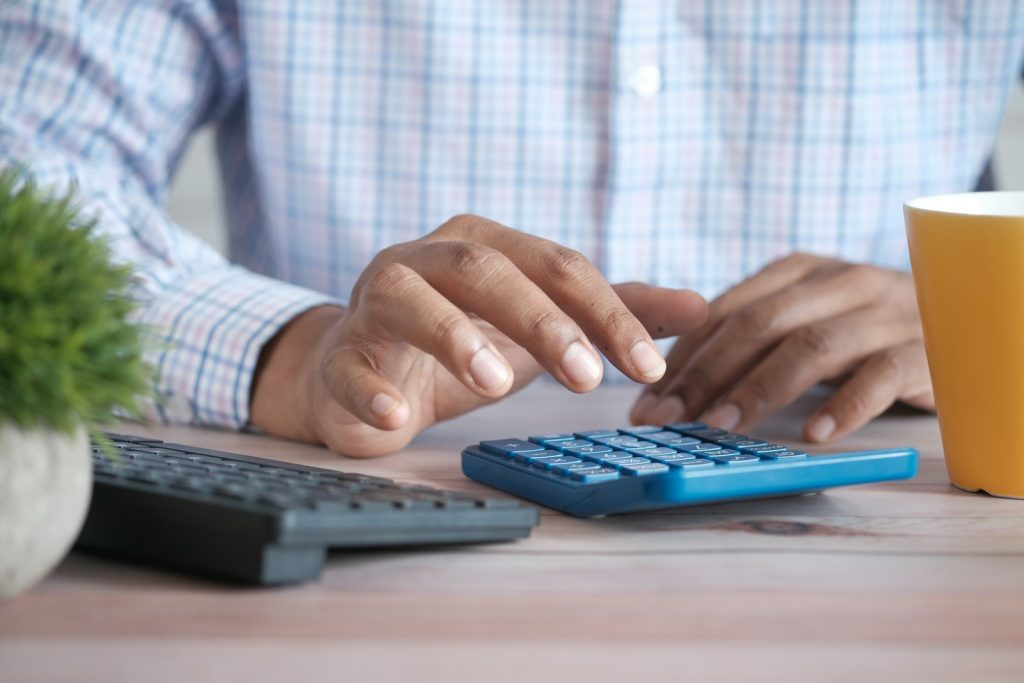 Wirtschaftsprüfer mit schwarzer Computertastatur