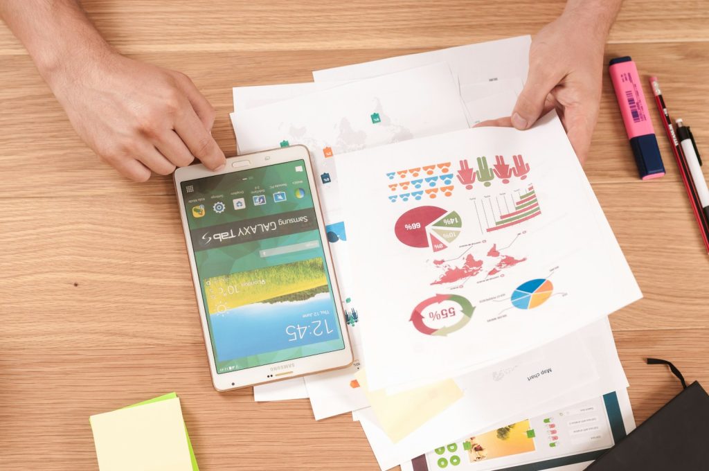 Ein Marketing Manager hält ein weißes Samsung Galaxy Tab