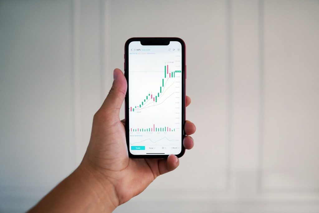 Broker hält schwarzes Android-Smartphone