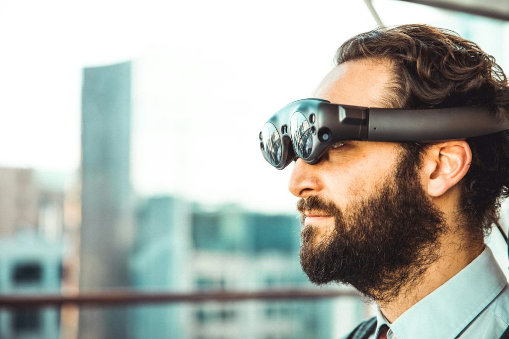 Mann mit Virtual-Reality-Brille