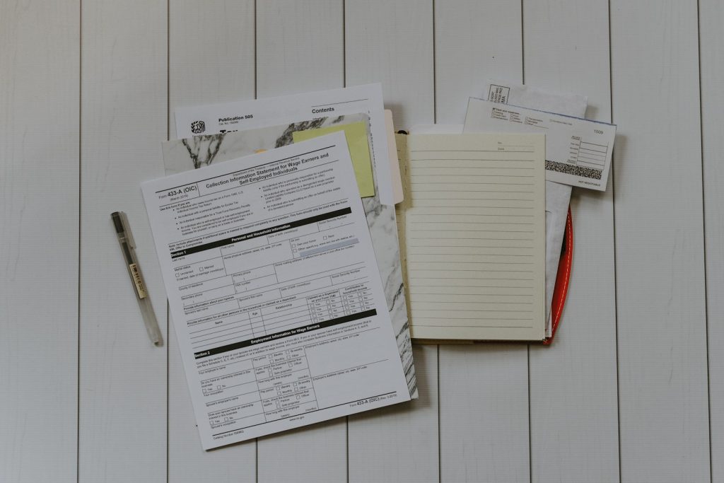 Stapel von Jahresabschlüsse in eine Steuerberaterbüro