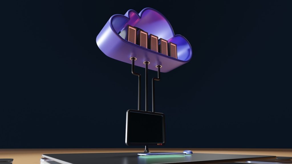 ein Computerturm mit violettem Licht und darüber ein Zeichen für Cloud Computing