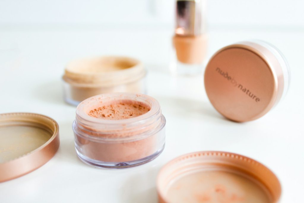 Nudebynature gepresster Puder werden bearbeitet von einem Kosmetikhersteller