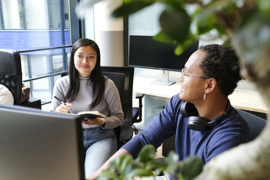 Ein Key Account Manager und ein Frau sitzen auf einem Stuhl