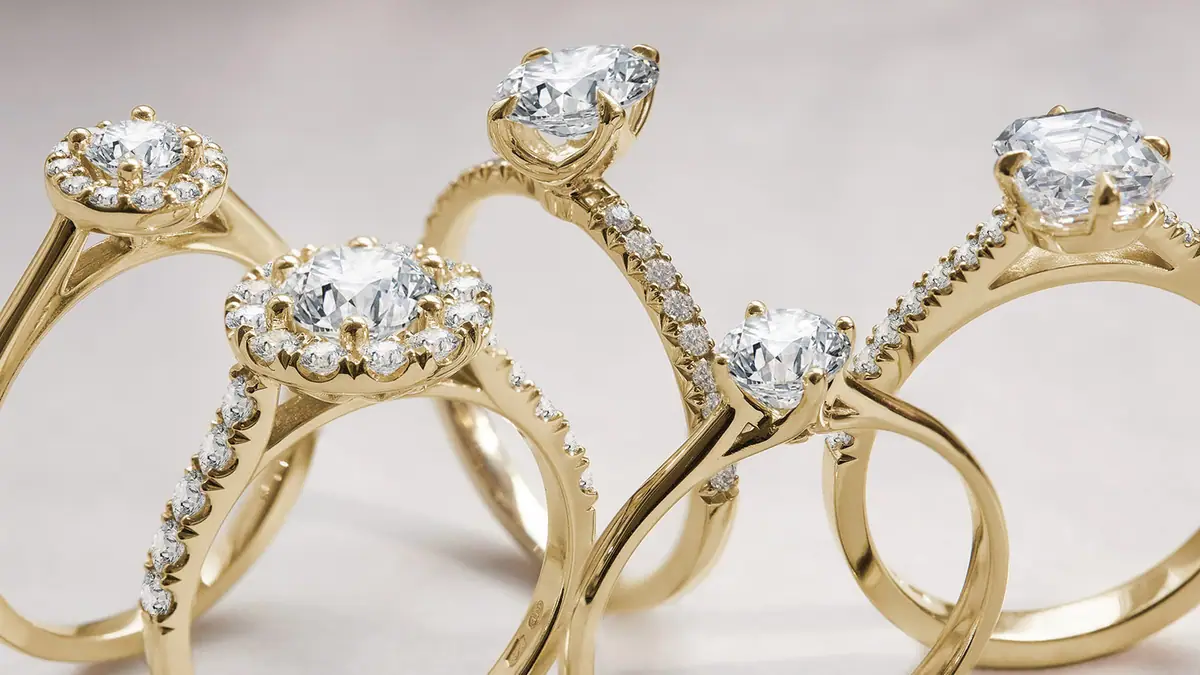 Goldene Ringe mit Steinbesatz als Symbolbild für die Bewertung geerbten Schmucks