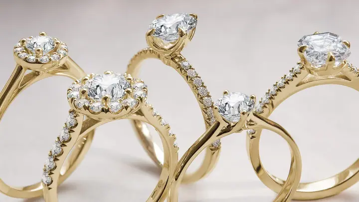 Goldene Ringe mit Steinbesatz als Symbolbild für die Bewertung geerbten Schmucks