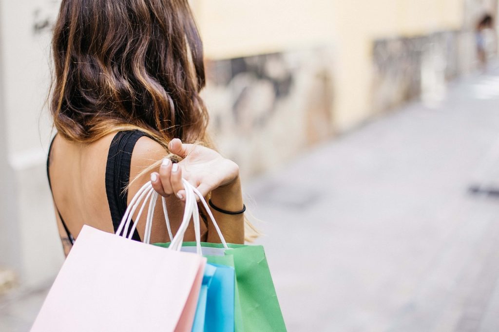 Frau am Singles Day mit Tüten in der Hand 