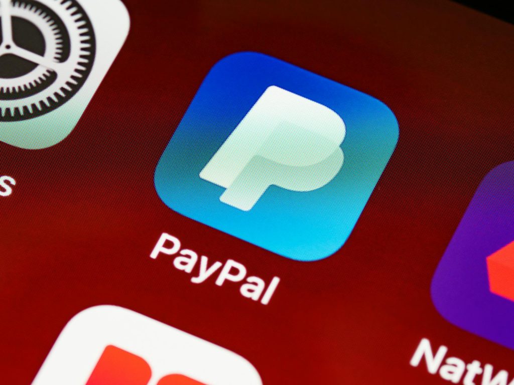 PayPal App Logo auf rotem Hintergrund