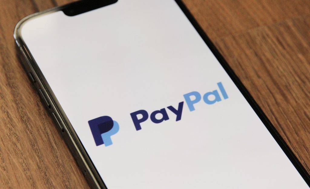 ein Telefon mit einem Pay-Pal-Logo darauf