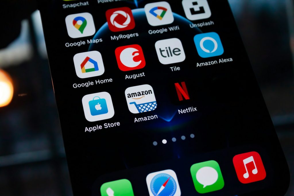 iPhone-Bildschirm mit Apps darunter auch die Amazon App