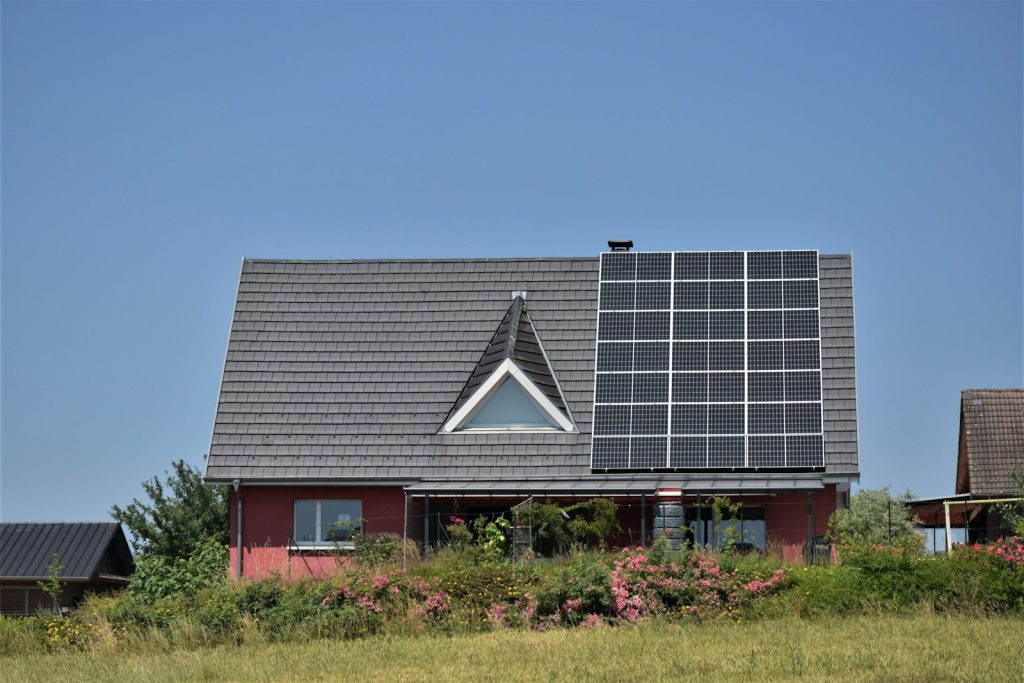 Ein Haus mit Solaranlagen auf dem Dach
