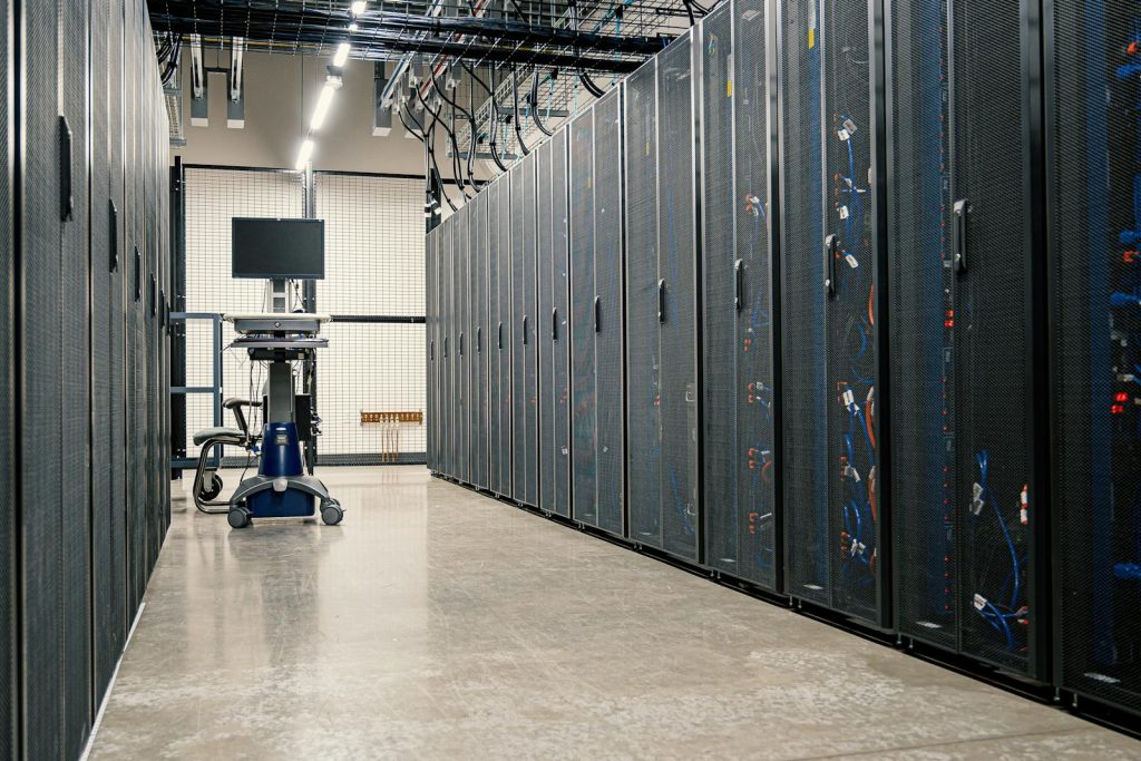 Moderner Rechenzentrumskorridor mit Server-Racks und Computerausrüstung. Ideal für Technologie- und IT-Konzepte.