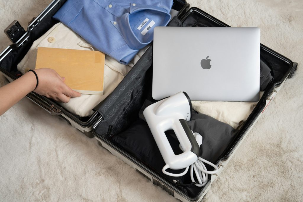 Reisekoffer mit Reiseuntensilien, Macbook, Hemd